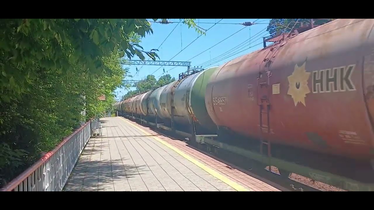 Электровоз 4ЭС5К-052 "Ермак" с длинным наливным составом следует через о.п.Санаторная жарким днём. смотреть онлайн