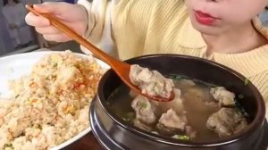 Мукбанг говяжий суп и рис с овощами Еда на камеру