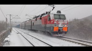 Электровозы 3ЭС5К-560 «Ермак» с контейнерным поездом и толкач 4ЭС5К-046 «Ермак» следуют в снегопад.