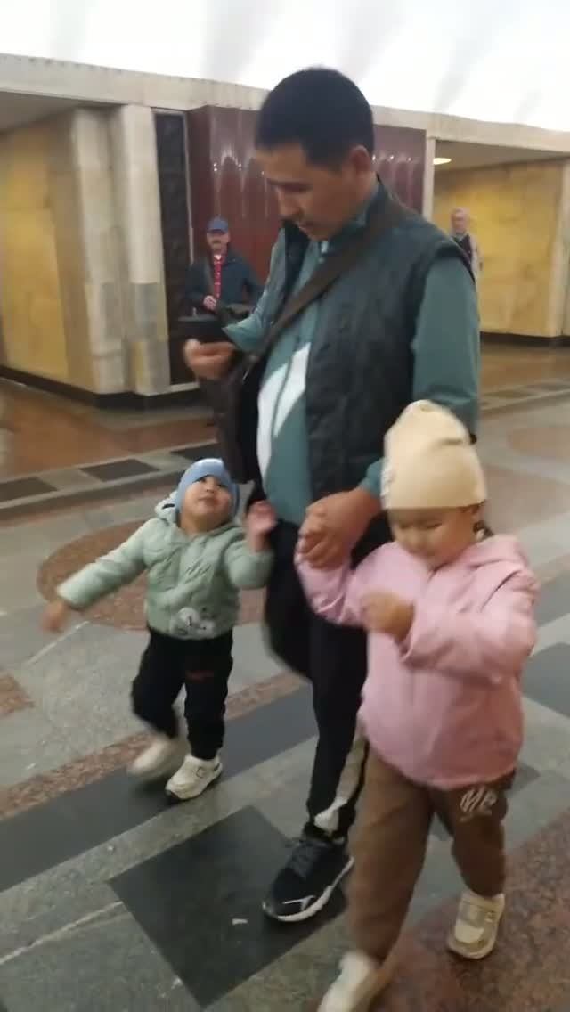 Станция метро Бауманская интерьер пассажиры поезда Москва Фрагмент 1