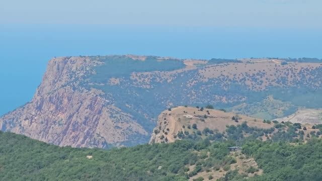 Муркум-Улле, вид в сторону Балаклавы и "Бочки смерти" (лысый холмик) крупно - 9 (хребет, Крым)