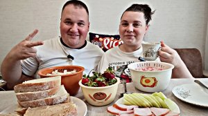 МУКБАНГ ОКРОШКА, БУТЕРБРОДЫ И КЛУБНИКА / ЛЕТНИЙ ОБЕД / ВПЕЧАТЛЕНИЯ О ПОЕЗДКЕ В ПИТЕР / EATING ASMR