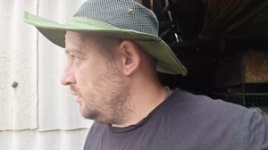 Собрал сено, купил кровлю, привез помощника.