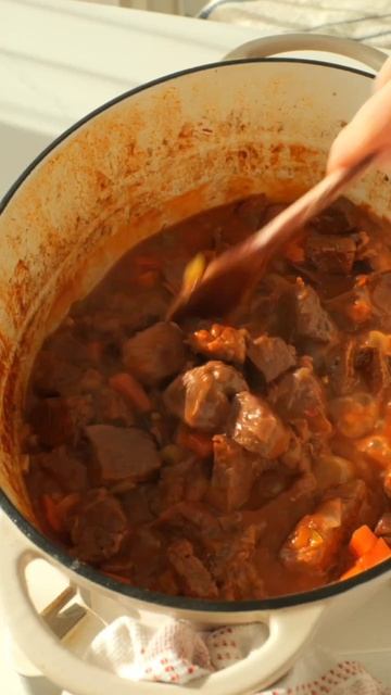 Говядина в овощном соусе под картофелем🍛 смотреть онлайн