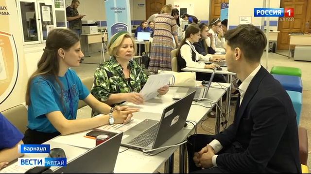 Ректор алтайского педуниверситета Ирина Лазаренко лично встретила первого абитуриента
