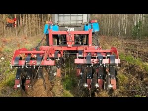 Дисковая борона ZKT-2500 Л-2 c S-образными стойками работает в лесу