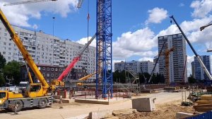 На площадке станции Строгино Рублёво-Архангельской линии установлено множество башенных кранов