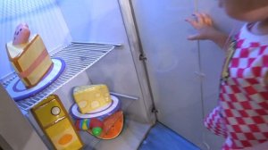 Настя в парке Свинка Пеппа - Аттракционов для детей / Funny amusement park - House of Peppa