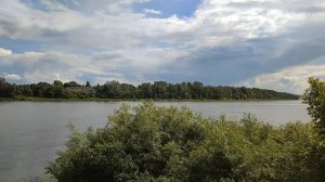 Лодочки вдали и у пирса.р Ока.