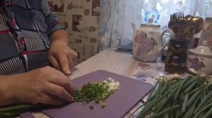 жизнь в деревне,варю рассольник,котята играют