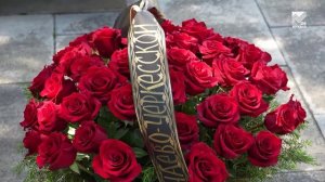 Глава КЧР Рашид Темрезов возложил в День памяти и скорби цветы к Вечному огню в Черкесске
