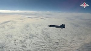 Стратегические ракетоносцы Ту-160 дальней авиации ВКС России выполнили плановый полет в воздушном пр