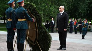 Возложение венка к Могиле Неизвестного Солдата