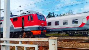 два поезда Мурманск - Адлер и Москва - Мурманск едут через ЖД переход в Лодейном Поле