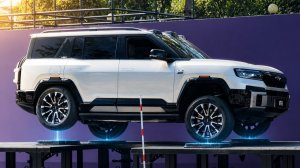 Неужели этот BYD действительно может ездить всего на трёх колёсах?!