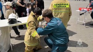 На Камчатке сотрудники МЧС России приняли участие в краевом флешмобе «Здравствуй, безопасное лето!»