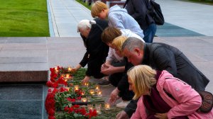 «Вахта памяти. Вечный огонь» в Москве: Память павших героев почтили в Александровском саду