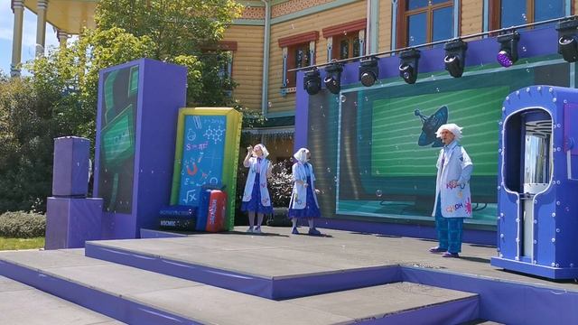 Фрагмент шоу мыльных пузырей в Сочи парке - Кот Учёный