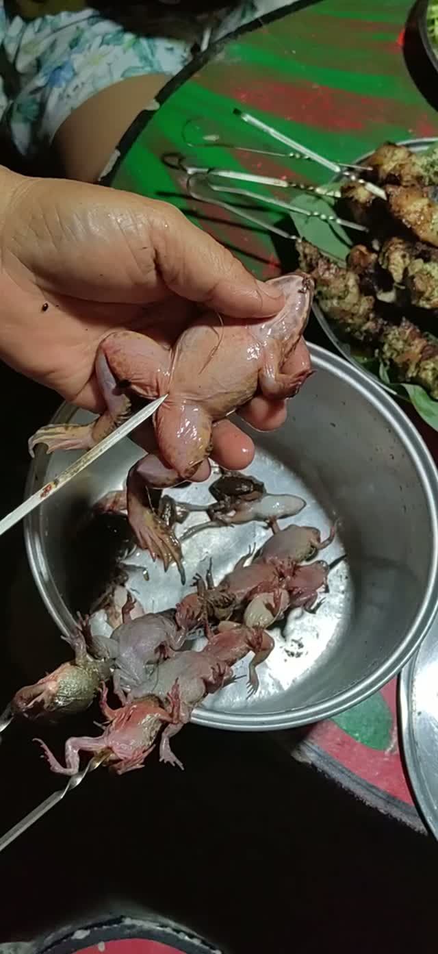 Готовим шашлык из лягушек.