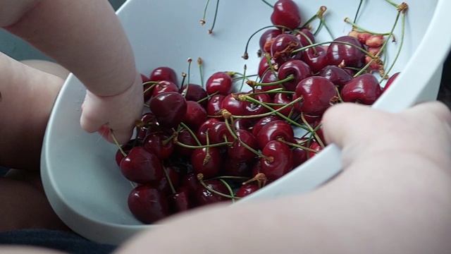 Белые рубашки Артёму покупки домой.С внучкой вечером едим черешню 😁