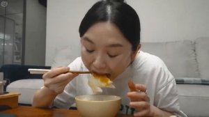 Мукбанг рис с маринованными морепродуктами , яичница Еда на камеру