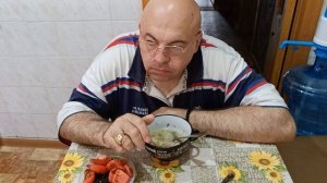 Мукбанг. Шулюм из рёбрышек с галушками и помидоры с бальзамиком. Чивруайская трагедия.