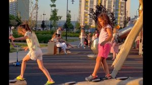 Я рисую на асфальте белым мелом слово «хватит».
