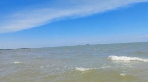 Ейск. Вода чистая, медуз нет, люди купаются. Центральный пляж
