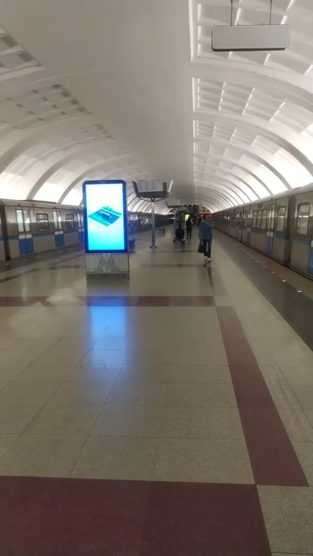 Станция метро Митино, Москва интерьер, пассажиры, поезда  Фрагмент 4
