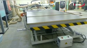 Загрузка панелей с подъёмного загрузочного стола в составе обрабатывающего центра c ЧПУ Filato