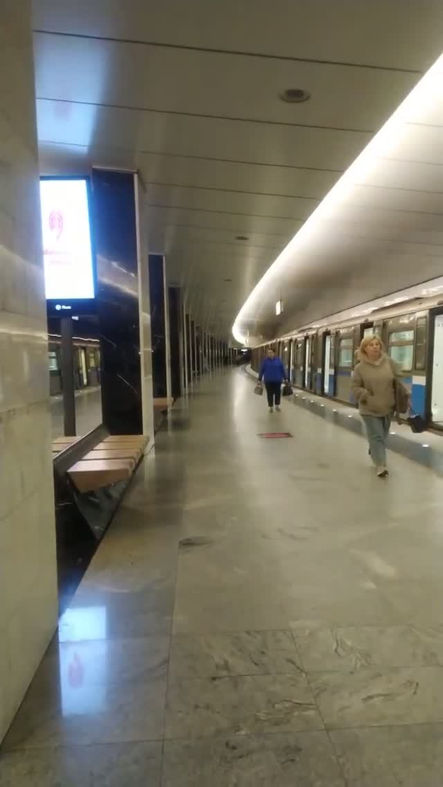 Станция метро Пятницкое шоссе Москва интерьер, пассажиры, поезда  Фрагмент 7