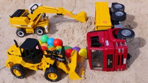 Маленькие машинки строят бассейн в песочнице! 🚜🏗️ Спасаем перевернувшийся грузовик | Для детей