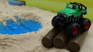 Строим полосу препятствий в песочнице для монстр-трака! 🚜🏁 | Для детей
