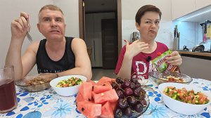 Мукбанг Вован ОБИДЕЛСЯ, раскритиковала его ГОТОВКУ! Мясо получилось ТАК СЕБЕ! Семейный ужин в России