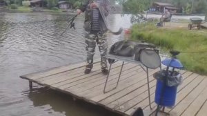 Поимка карпа и линя на песчаном берегу