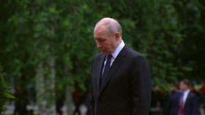 Владимир Путин в День памяти и скорби поклонился святыням в Александровском саду.