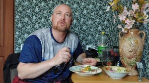 Мукбанг. Яичница с колбасой и квашеной капустой.  Еда на камеру.