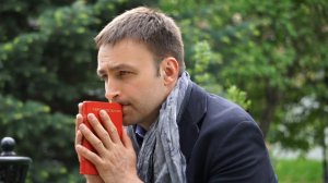 Роберт Рождественский. За того парня. Читает Владислав Косарев.