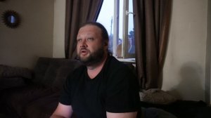 Устал за день работать в поле Решил зайти в любимый домик и почитать добрые комментарии зрителей