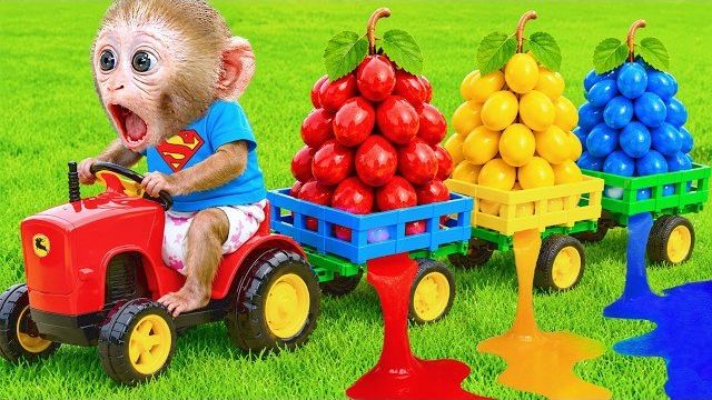 Обезьянка Бон-Бон и Ти-Рекс соревнуются в строительстве LEGO Treehouse на ферме фруктовых игрушек