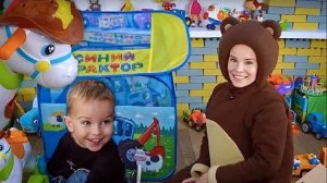 Маленькая Вера - Медведь и дядя Федор - распаковка игрушек с Синим Трактором