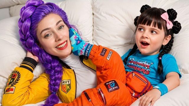 Приключение с переодеванием в охотников на демонов из K-Pop!  Дети превращаются в супергероев