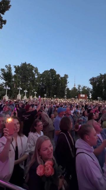 Зрители поют песню «Странник» на концерте Владимира Преснякова смотреть онлайн