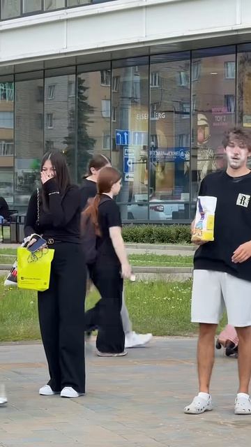 Посмотрите, как он отреагировал на розыгрыш! 😱😂.