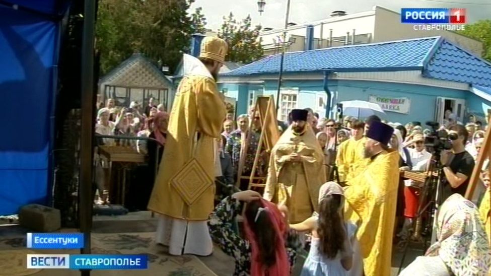 Божественную литургию на пепелище сгоревшего храма провели в Ессентуках смотреть онлайн