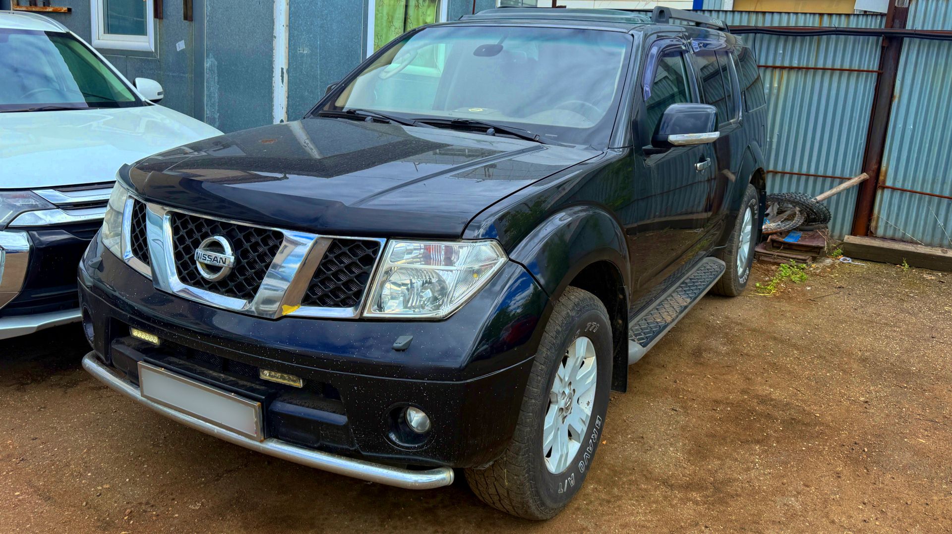 Дилерский Nissan Pathfinder: ржавая рама, убитый салон и сомнительный мотор.