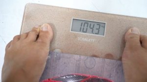 155 Ребенок играет с мамой собирает пирамиду из икеи