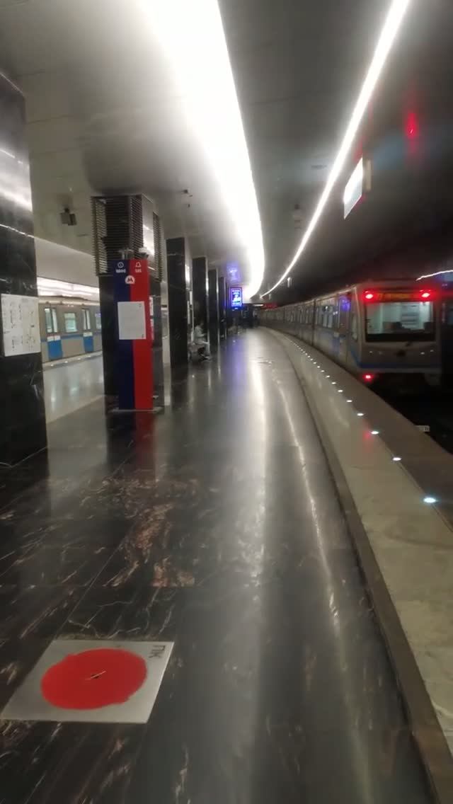 Станция метро Пятницкое шоссе Москва интерьер, пассажиры, поезда Фрагмент 5