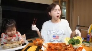 Мукбанг жареный осьминог с овощами Еда на камеру