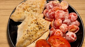 Сочные стейки из куриной грудки с томатно-сметанным салатом